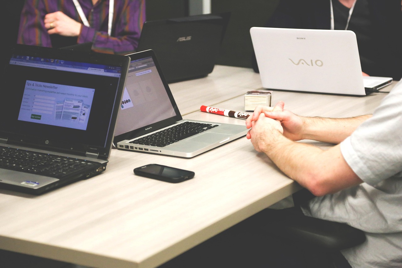 organisez et gérez vos réunions de manière efficace grâce à nos conseils pratiques, outils et astuces pour optimiser la collaboration et la productivité au sein de votre équipe.
