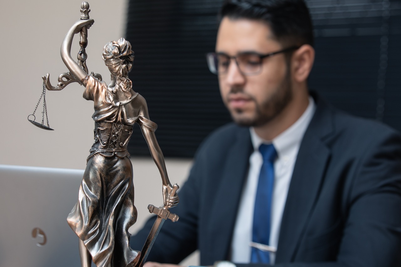 découvrez les principales obligations légales auxquelles sont soumis les particuliers et les entreprises, ainsi que des conseils pour rester en conformité avec la loi.