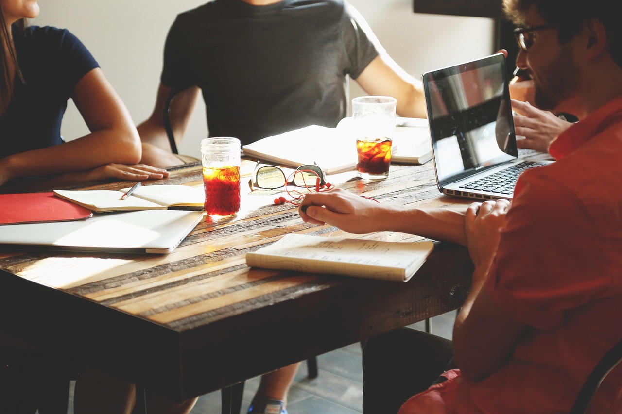 découvrez comment les partenariats stratégiques peuvent booster la croissance de votre entreprise, favoriser l'innovation et créer des opportunités gagnant-gagnant à long terme.