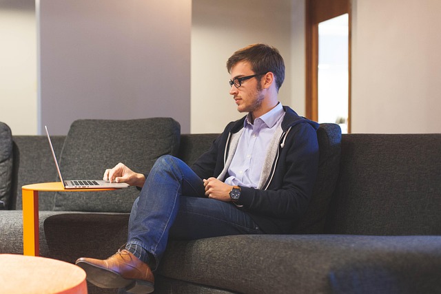 Comment les pétitions en ligne influencent-elles le changement social en 2025 ?